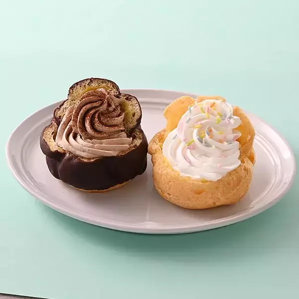 「【ファミリーマート】ビジュもいい！ファミマの新作スイーツ3選「ピエール・エルメ　アンソロジー監修　チョコレートバニラケーキ」は有名店監修の濃厚な味わい！」の画像