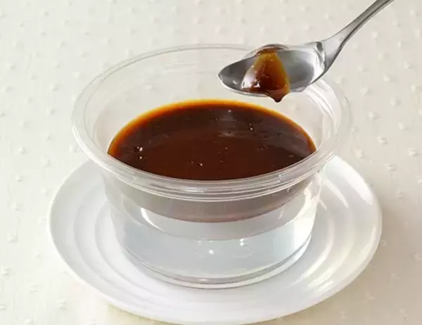 「【ローソン】和の甘さに癒やされたい日に！新作スイーツ3選「のどごしとぅるり！妖怪水水水わらび　黒蜜きなこ」は透明なのにわらびもちが隠れている！」の画像