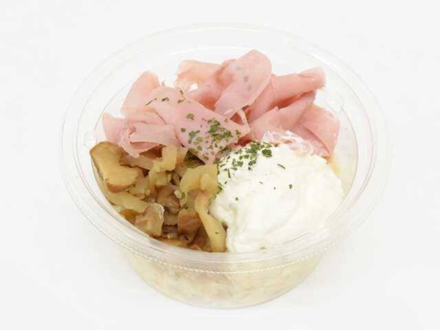 【セブン-イレブン】食事のプラス一品やおつまみにも！新作のサラダ3選「牛乳ムースと食べるいぶりがっこポテトサラダ」はクリーミーな牛乳ムースを盛り付け