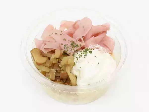 「【セブン-イレブン】食事のプラス一品やおつまみにも！新作のサラダ3選「牛乳ムースと食べるいぶりがっこポテトサラダ」はクリーミーな牛乳ムースを盛り付け」の画像