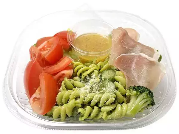 「【セブン-イレブン】食事のプラス一品やおつまみにも！新作のサラダ3選「牛乳ムースと食べるいぶりがっこポテトサラダ」はクリーミーな牛乳ムースを盛り付け」の画像