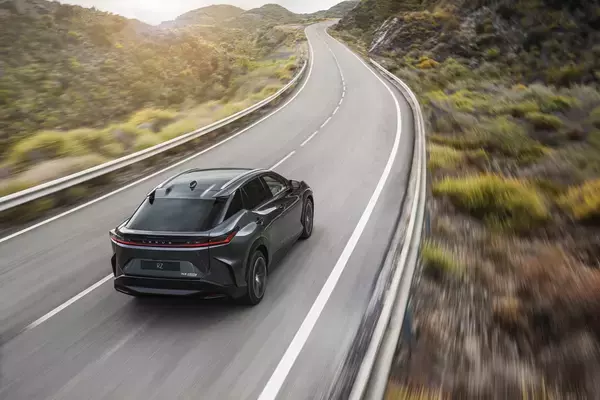 「【レクサス】トヨタ、電気自動車の新型「RZ」の画像初公開！ブランド変革賭けた渾身モデル」の画像