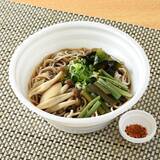 「【ファミリーマート】ほっこり温まる！ファミマの新作うどん・そば3選「味噌煮込み風うどん」はかつおだしのきいた味噌つゆが味のポイント！」の画像3