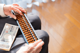 日本の60歳代、貯蓄「100万円未満」の割合は25％。円グラフで知る日本の「残酷」