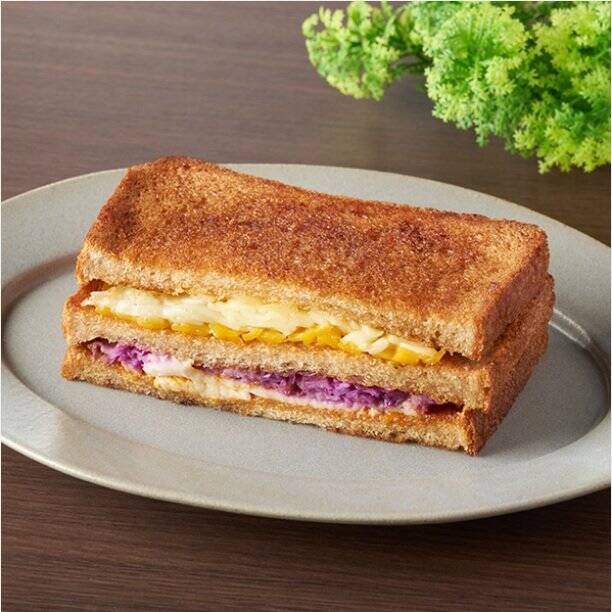 【ファミリーマート】地域限定の商品も！ホットサンド新作3選「【東京都の一部】チーズ・グリルド　サンド　タンドリーチキン風」は温めてとろーりチーズにして食べたい！