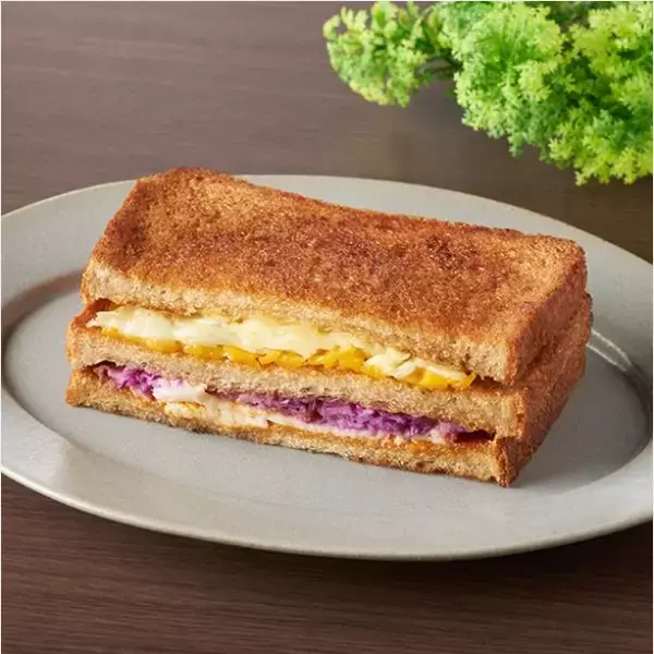 「【ファミリーマート】地域限定の商品も！ホットサンド新作3選「【東京都の一部】チーズ・グリルド　サンド　タンドリーチキン風」は温めてとろーりチーズにして食べたい！」の画像