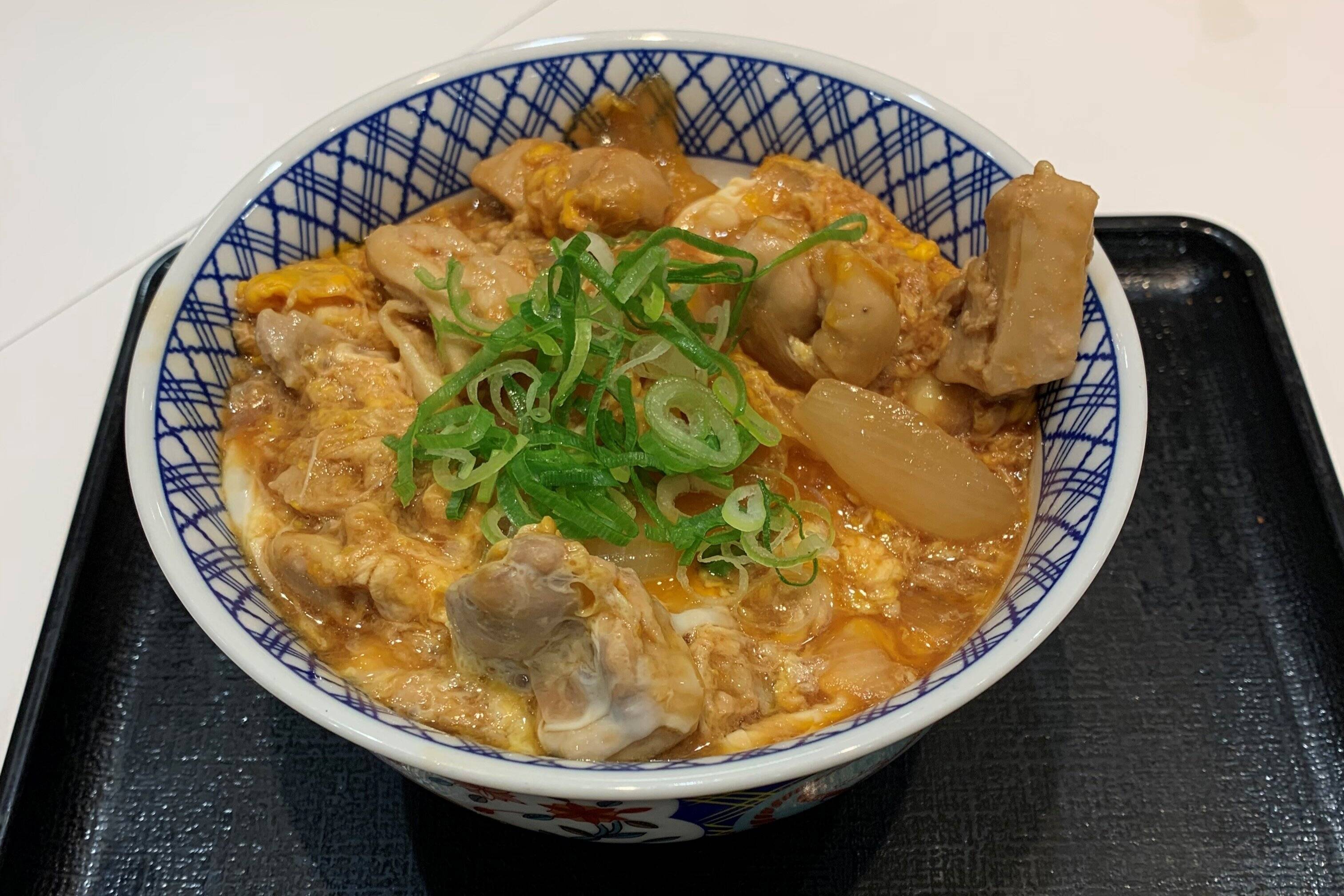 吉野家、「から揚げ戦略」で革新遂げるか。好決算・親子丼・経営計画は役員の不適切発言で台無し