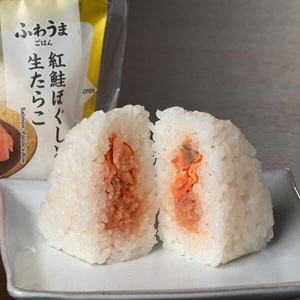 【ファミリーマート】地域限定の具も！新作おむすび3選「紅鮭ほぐしと生たらこおむすび」は鮭とたらこの贅沢なコンビネーション！