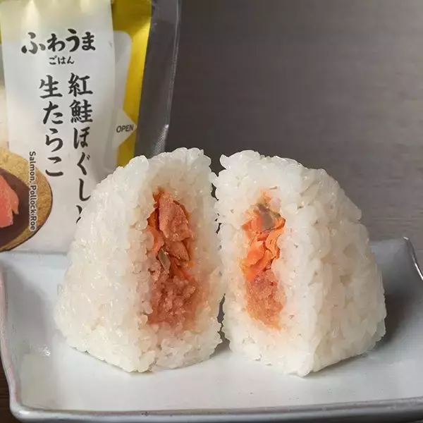 「【ファミリーマート】地域限定の具も！新作おむすび3選「紅鮭ほぐしと生たらこおむすび」は鮭とたらこの贅沢なコンビネーション！」の画像