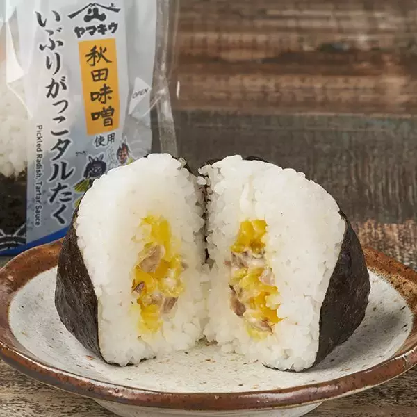 「【ファミリーマート】地域限定の具も！新作おむすび3選「紅鮭ほぐしと生たらこおむすび」は鮭とたらこの贅沢なコンビネーション！」の画像