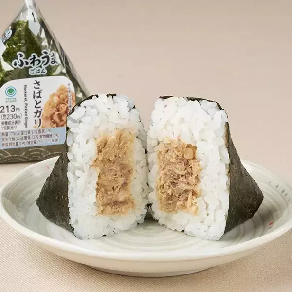 「【ファミリーマート】地域限定の具も！新作おむすび3選「紅鮭ほぐしと生たらこおむすび」は鮭とたらこの贅沢なコンビネーション！」の画像