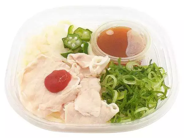 「【セブン-イレブン】ひんやり、のどごし良し！冷たい麺類3選「紀州南高梅タレの豚しゃぶうどん」はしっとりした豚しゃぶに大根おろしや青ネギのトッピングで箸が進む！」の画像