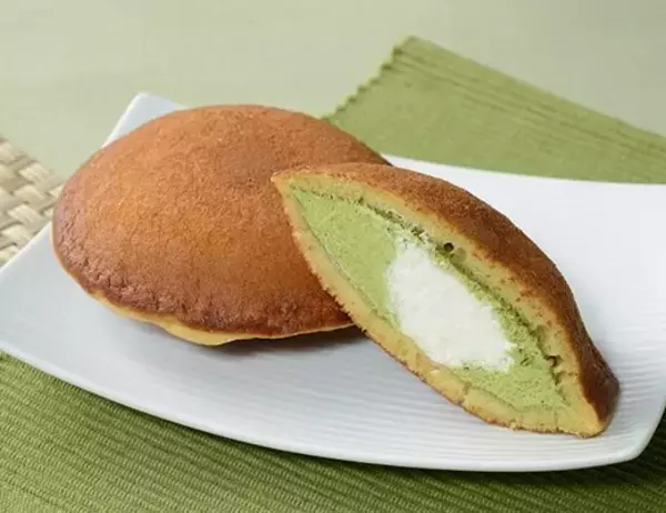 「【ローソン】有名店とのコラボ商品もあり！本格スイーツを自宅で楽しむ新作3選「Uchi Café×森半　どらもっち　抹茶ミルク」はもっちり食感でクリームの2層仕立てで心ほどける」の画像