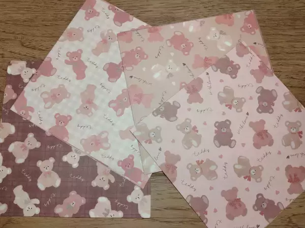 「韓国で大流行中！ テディベア柄デザインペーパーがセリアに！ 大容量でブックカバーなどに活用できる！」の画像