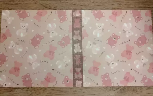「韓国で大流行中！ テディベア柄デザインペーパーがセリアに！ 大容量でブックカバーなどに活用できる！」の画像