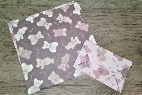 「韓国で大流行中！ テディベア柄デザインペーパーがセリアに！ 大容量でブックカバーなどに活用できる！」の画像