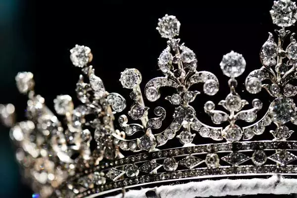 まるでエリザベス2世の遺言！？プラチナ積立のススメ