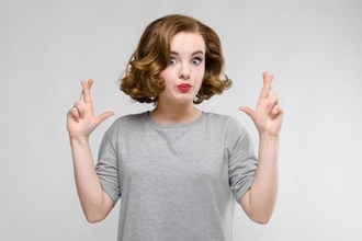 日経平均2万円台の攻防続く。週足チャートに現れた2つの「クロス兆候」が意味するもの