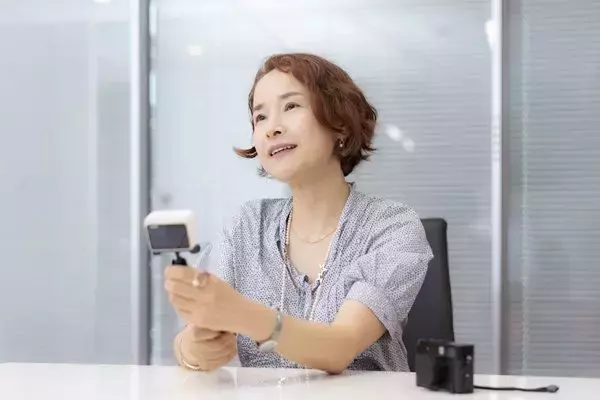 「大人こそ自分にお金を使うべき！55歳、ファーストクラス世界一周ひとり旅で見つけた自分の「伸びしろ」。旅する投資家・藤川里絵さんインタビュー」の画像
