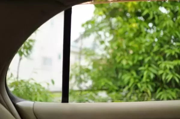 故障じゃない!? クルマの後席ドア窓が「ちょっと出っ張る」理由とは？ 物理的な限界と意外な安全策とは