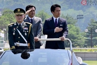 小泉防衛相が「韓国の最高級オープンカー」で異例の歓迎！ SNSで「特別な栄誉礼」に感謝 “先祖のモデル”は皇室でも活躍？