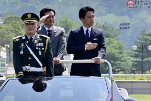 小泉防衛相が「韓国の最高級オープンカー」で異例の歓迎！ SNSで「特別な栄誉礼」に感謝 “先祖のモデル”は皇室でも活躍？
