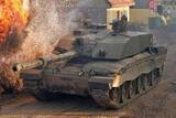 「ベンツが公開した最新鋭「軍用トラック」は戦車すらも軽々引っ張るほどのモンスタースペック！ さらに現在の戦場に適した構造とは」の画像2