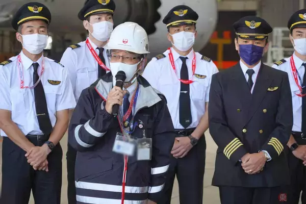 「JAL「ボーイング787」就航10周年！ 成田格納庫に出現した “珍景”とは 2機それぞれに歴史アリ」の画像