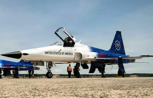 ド派手な星条旗仕様の戦闘機が飛行！ そのうち1機はNASA長官自らが操縦!? 独立記念日に現れた“異色すぎる飛行隊”とは