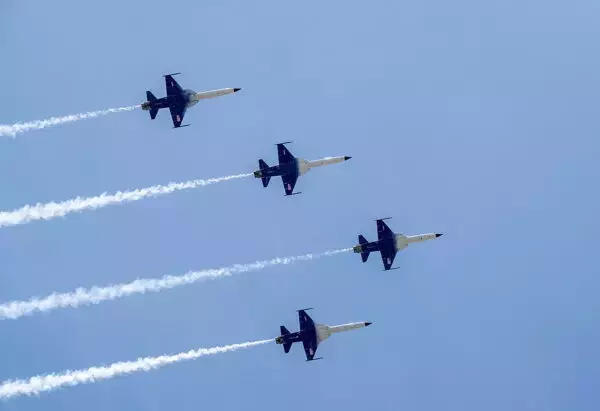 「ド派手な星条旗仕様の戦闘機が飛行！ そのうち1機はNASA長官自らが操縦!? 独立記念日に現れた“異色すぎる飛行隊”とは」の画像