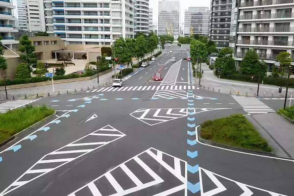 「ゼブラゾーンは踏んでもOK」って本当か？ 違反になる？ そもそも何のための設備か