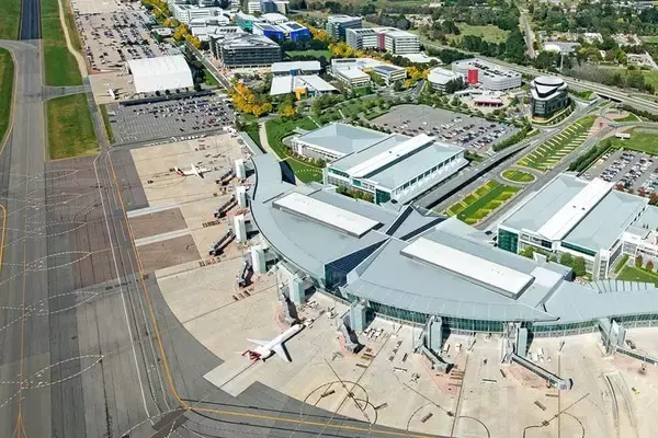 「ぜんぶ地獄!! 今年世界を騒がせた「激ヤバ航空便利用者」たち 機内で営む・出す…絶叫の果てに讃美歌!?」の画像