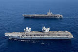 「“ド派手な艦隊”が豪州沖に登場！ 米英空母に日本の護衛艦も加わった“前例のない演習”」の画像1