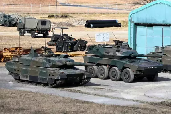 陸自最強「10式戦車」なぜ増えない？ “レアキャラ化”の裏にある日本の国防戦略の大転換