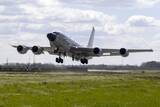 「空中でロシア軍機が「6m」の距離まで異常接近!?   “危険な飛行”の様子をイギリス国防省が公開」の画像1