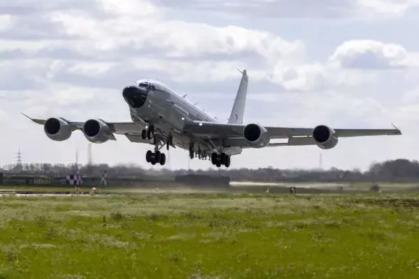 空中でロシア軍機が「6m」の距離まで異常接近!?   “危険な飛行”の様子をイギリス国防省が公開