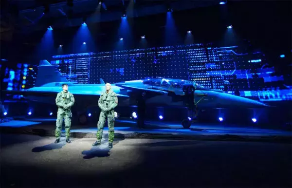 “南米の大国”の要求を色濃く反映！ F-39Fとしての「グリペン」初号機がロールアウト！