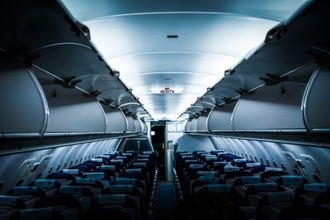 「夜の飛行機旅って機内暗いよね…」離着陸で機内を暗くする理由は？ 実は“人体の不思議な仕組み”に関係