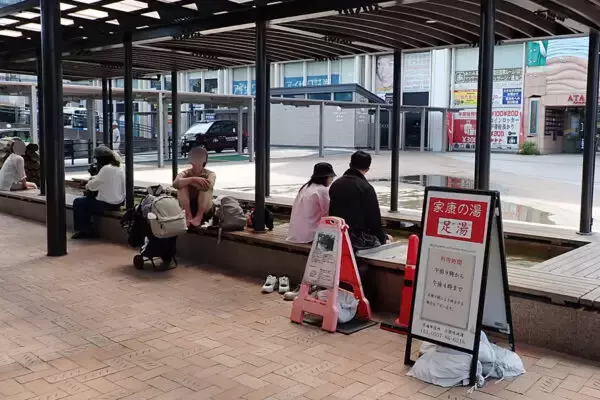 「なぜ「熱海」がここまで人気なの？ 一体何がウケてるの？ 「廃れた昭和の観光地」からＶ字回復→ホテル開業ラッシュ…現地で見えた「独特な過ごし方」」の画像