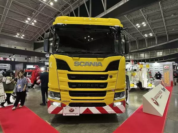 「「日本最大級」75tレッカーの“弟分”登場！ ヤマガタが新型50t車を初公開！ こんなにデカいクルマは何を運ぶ？」の画像