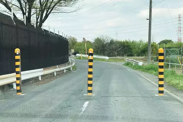 「道にポール立てたの誰!? そろり通行、無数の擦り跡… なぜ通せんぼ？」の画像