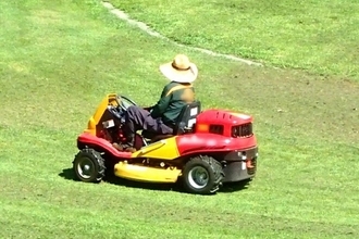 200km/h超でヴィィン!! “世界最速の芝刈り機”、なぜ生まれた？ もはやホンダvsスズキの争い!?