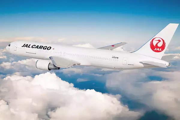 ビッカビカ！「金属むき出しJAL機」復活アリ？ 「JAL貨物機13年ぶり復活」で話題、珍デザインの効果