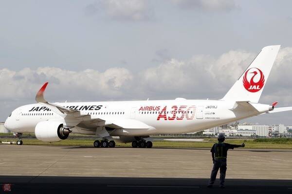 ビッカビカ！「金属むき出しJAL機」復活アリ？ 「JAL貨物機13年ぶり復活」で話題、珍デザインの効果