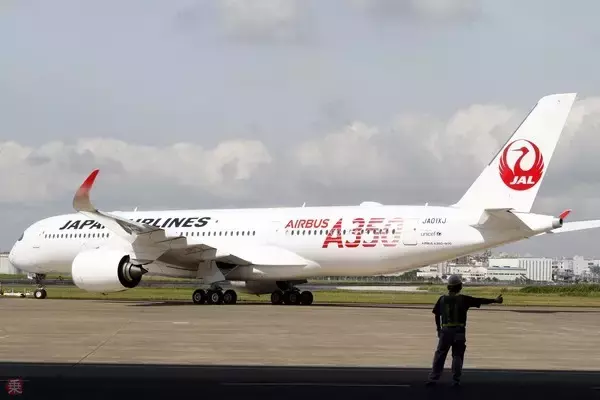 「ビッカビカ！「金属むき出しJAL機」復活アリ？ 「JAL貨物機13年ぶり復活」で話題、珍デザインの効果」の画像