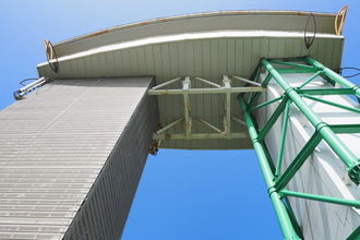 こ、これが無料…？ 島の丘に立つ「やけに立派な展望台」360度ガラス張りの絶景！ お金かかってそうなのに「ご自由にどうぞ」のワケ