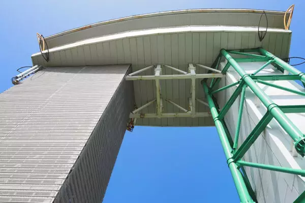 こ、これが無料…？ 島の丘に立つ「やけに立派な展望台」360度ガラス張りの絶景！ お金かかってそうなのに「ご自由にどうぞ」のワケ