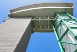 こ、これが無料…？ 島の丘に立つ「やけに立派な展望台」360度ガラス張りの絶景！ お金かかってそうなのに「ご自由にどうぞ」のワケ