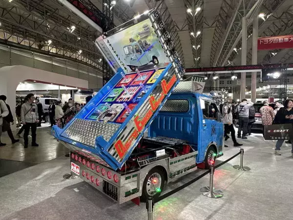 あのダイハツがガチで造った“軽デコトラ”が凄まじい！ガチ勢も頷く納得の造形…裏には緻密な“計算”も