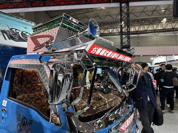 あのダイハツがガチで造った“軽デコトラ”が凄まじい！ガチ勢も頷く納得の造形…裏には緻密な“計算”も